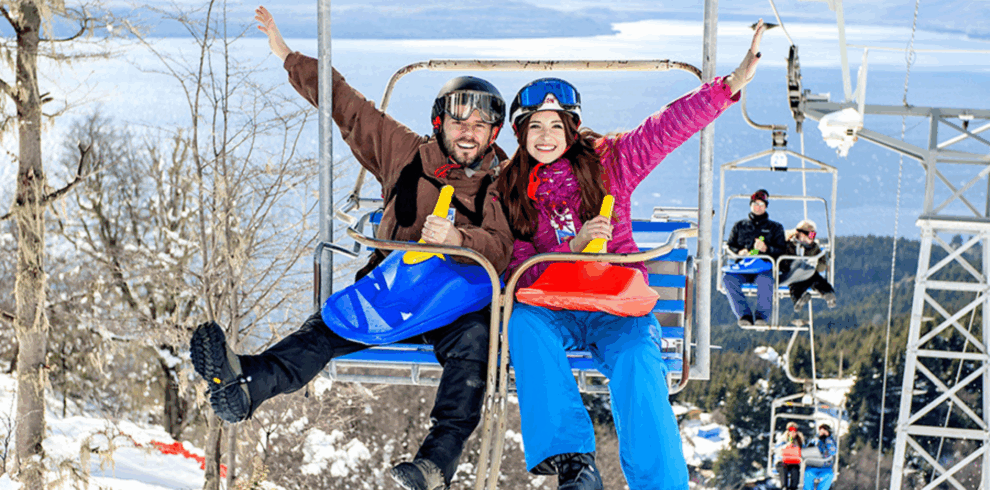 Descubra a magia de Piedras Blancas em um passeio com transporte, teleférico e trenó incluídos. Aproveite as paisagens e a diversão na neve.