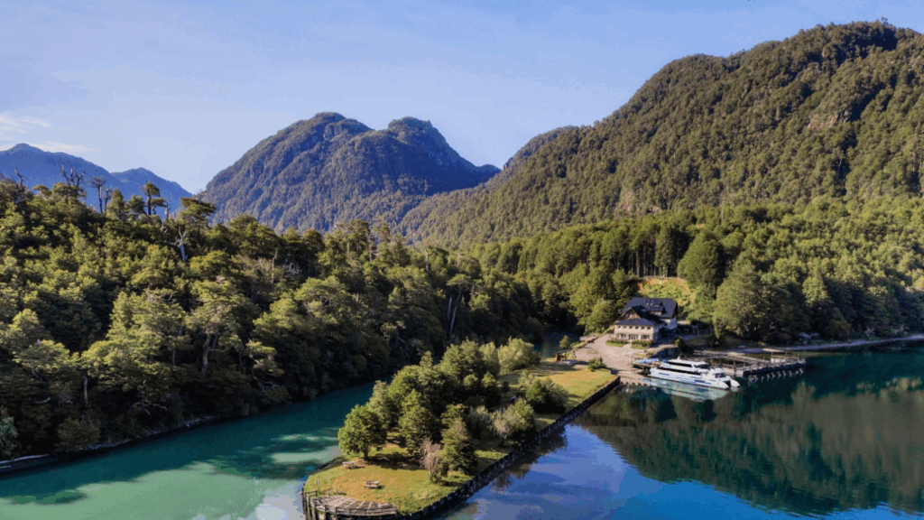 Descubra paisagens deslumbrantes com a My Little Buenos Aires na selva valdiviana em Puerto Blest e a cascada Los Cántaros.