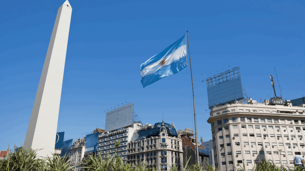 Descubra qual moeda levar para a Argentina em 2025. Saiba as vantagens do real, dólar, peso argentino, Western Union, Banco Nación e cartões de débito internacionais.