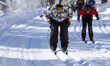 Viva a experiência do ski nórdico com aula e passeio pela floresta. Atividade segura, divertida e perfeita para todas as idades em Bariloche.