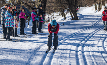 Viva a experiência do ski nórdico com aula e passeio pela floresta. Atividade segura, divertida e perfeita para todas as idades em Bariloche.