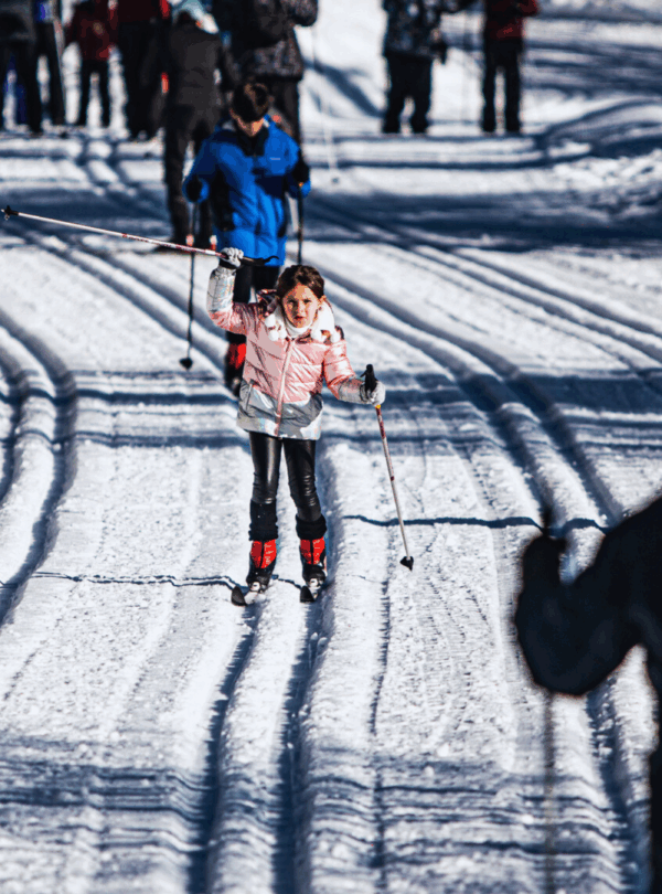 Viva a experiência do ski nórdico com aula e passeio pela floresta. Atividade segura, divertida e perfeita para todas as idades em Bariloche.