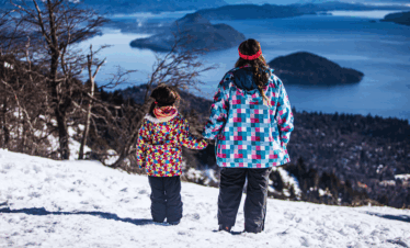 Viva a experiência do ski nórdico com aula e passeio pela floresta. Atividade segura, divertida e perfeita para todas as idades em Bariloche.