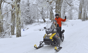 Descubra o passeio de moto de neve em Bariloche: tour guiado pela floresta com paradas em mirantes. Saiba mais e garanta sua experiência.