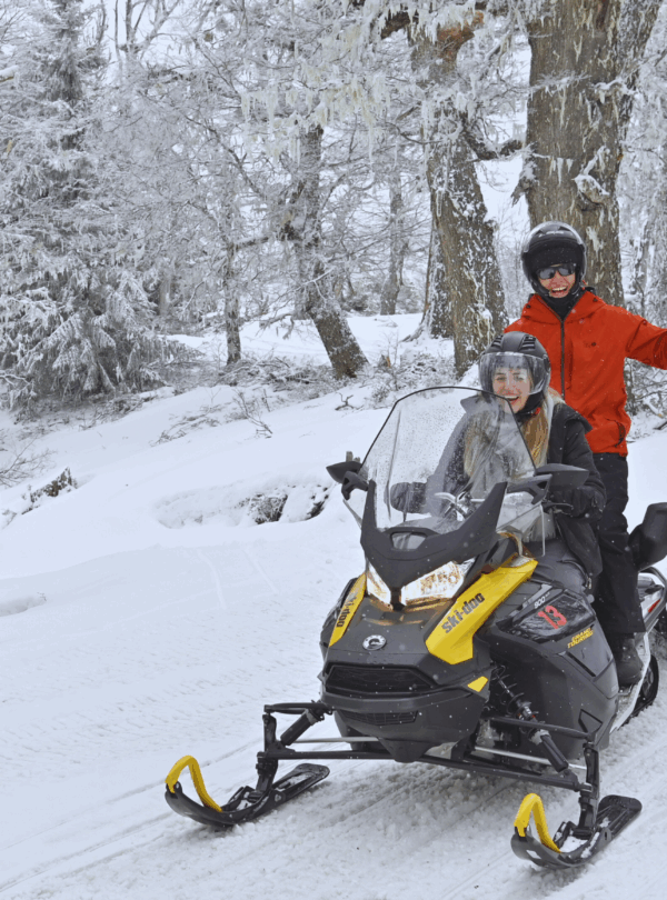 Descubra o passeio de moto de neve em Bariloche: tour guiado pela floresta com paradas em mirantes. Saiba mais e garanta sua experiência.