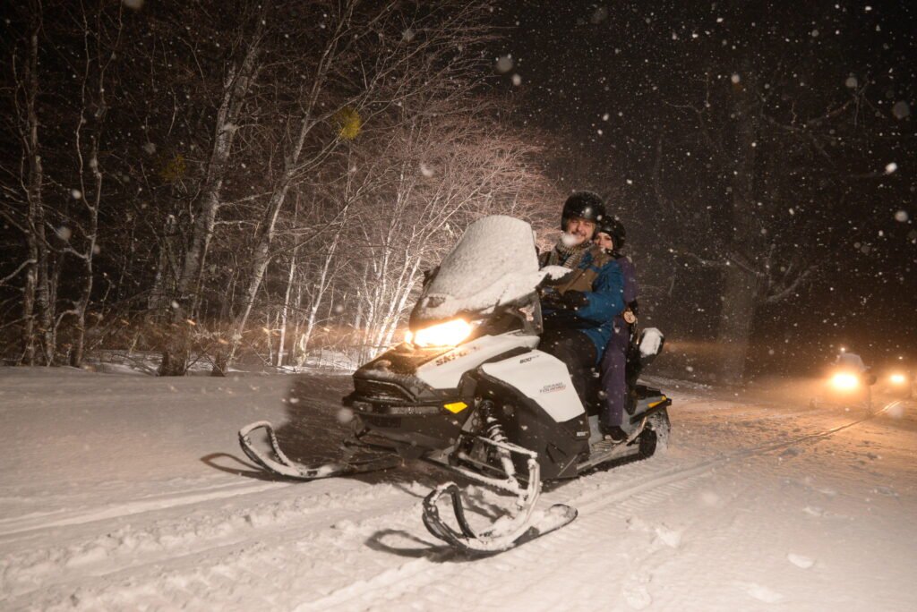 Descubra a magia da Noite Nórdica em Bariloche, um passeio noturno pelas florestas nevadas em quadriciclo e um jantar gourmet na montanha.