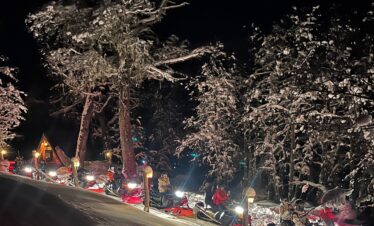 Descubra a magia da Noite Nórdica em Bariloche, um passeio noturno pelas florestas nevadas em quadriciclo e um jantar gourmet na montanha.