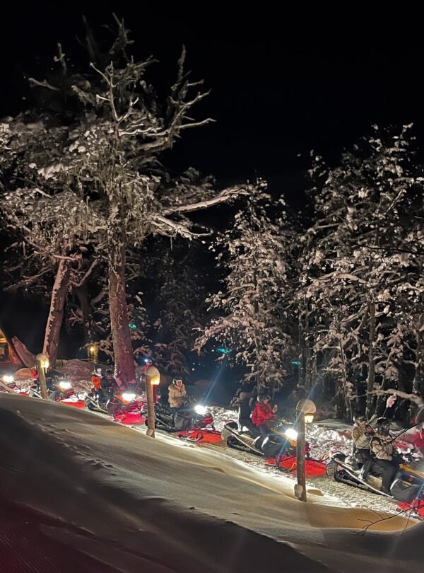 Descubra a magia da Noite Nórdica em Bariloche, um passeio noturno pelas florestas nevadas em quadriciclo e um jantar gourmet na montanha.