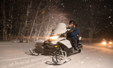 Descubra a magia da Noite Nórdica em Bariloche, um passeio noturno pelas florestas nevadas em quadriciclo e um jantar gourmet na montanha.