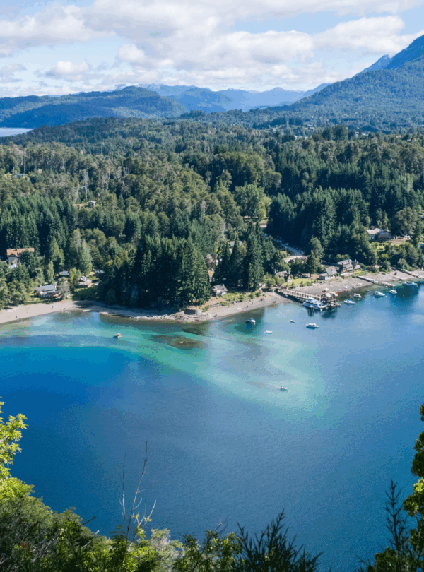 Explore o Bosque de Arrayanes e a Isla Victoria, cenários icônicos da Patagônia Argentina. Um passeio fascinante com natureza e história.