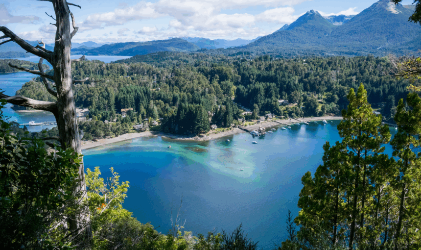 Explore o Bosque de Arrayanes e a Isla Victoria, cenários icônicos da Patagônia Argentina. Um passeio fascinante com natureza e história.