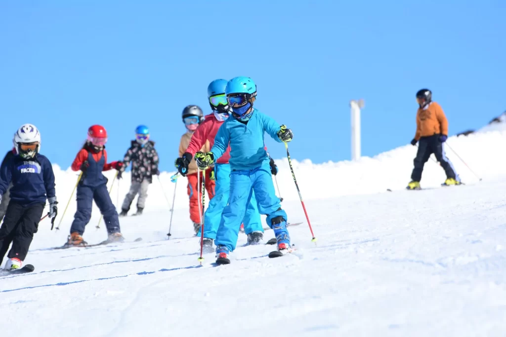 Bariloche é um destino incrível para famílias com crianças. Descubra os passeios ideais para os pequenos e veja um checklist completo de documentos para viajar com tranquilidade.