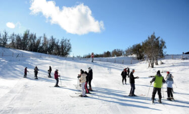 Deslize pela neve no Ski Fun Day, com transporte desde Bariloche, aula de esqui, skibunda, almoço na montanha e paisagens deslumbrantes. Experiência ideal para quem nunca esquiou.