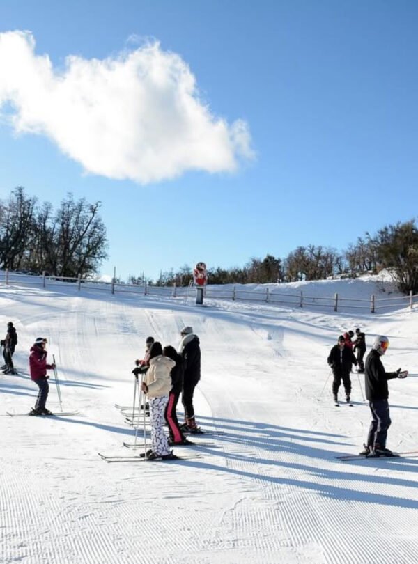 Deslize pela neve no Ski Fun Day, com transporte desde Bariloche, aula de esqui, skibunda, almoço na montanha e paisagens deslumbrantes. Experiência ideal para quem nunca esquiou.