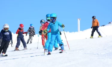 Deslize pela neve no Ski Fun Day, com transporte desde Bariloche, aula de esqui, skibunda, almoço na montanha e paisagens deslumbrantes. Experiência ideal para quem nunca esquiou.
