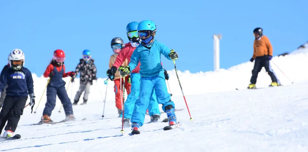 Deslize pela neve no Ski Fun Day, com transporte desde Bariloche, aula de esqui, skibunda, almoço na montanha e paisagens deslumbrantes. Experiência ideal para quem nunca esquiou.
