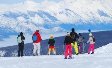 Deslize pela neve no Ski Fun Day, com transporte desde Bariloche, aula de esqui, skibunda, almoço na montanha e paisagens deslumbrantes. Experiência ideal para quem nunca esquiou.