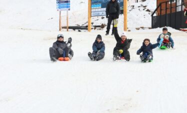 Deslize pela neve no Ski Fun Day, com transporte desde Bariloche, aula de esqui, skibunda, almoço na montanha e paisagens deslumbrantes. Experiência ideal para quem nunca esquiou.