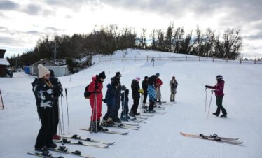 Deslize pela neve no Ski Fun Day, com transporte desde Bariloche, aula de esqui, skibunda, almoço na montanha e paisagens deslumbrantes. Experiência ideal para quem nunca esquiou.