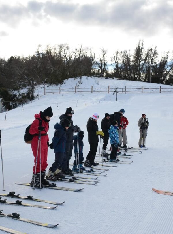 Deslize pela neve no Ski Fun Day, com transporte desde Bariloche, aula de esqui, skibunda, almoço na montanha e paisagens deslumbrantes. Experiência ideal para quem nunca esquiou.