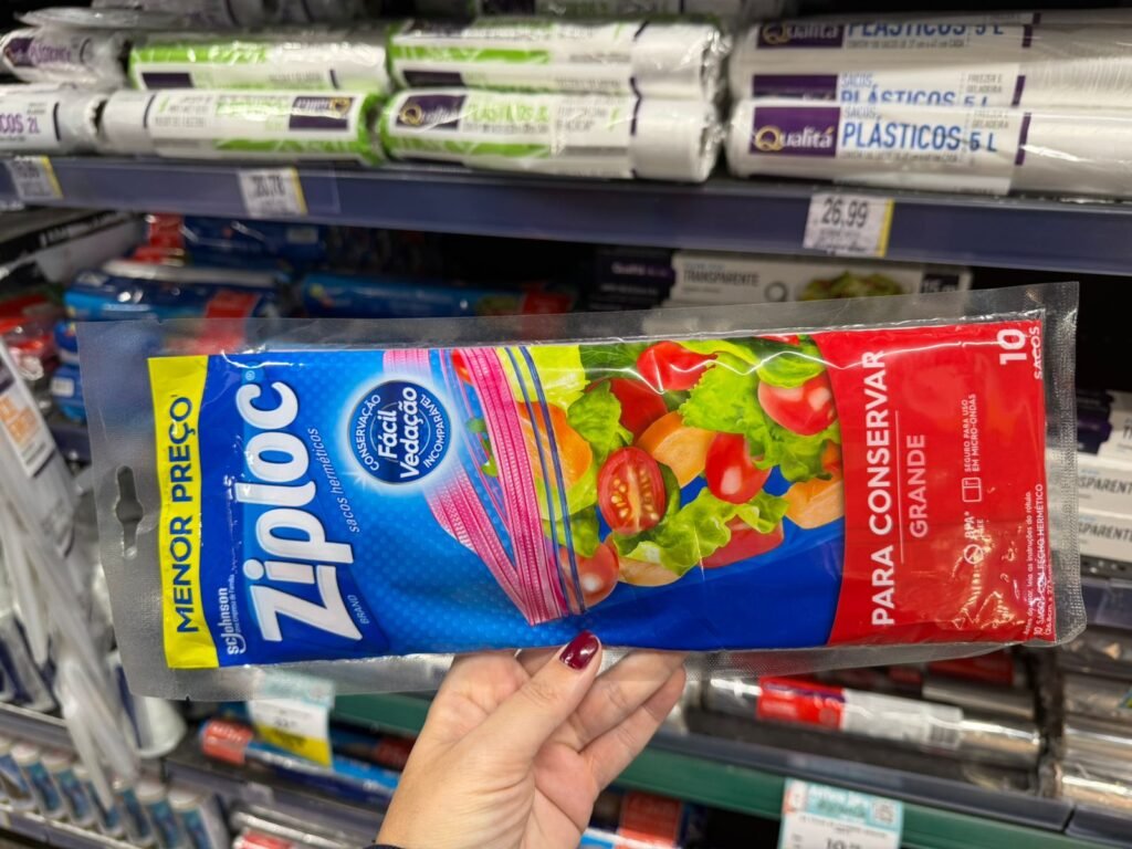 Descubra as regras da Anac para transporte de líquidos em voos internacionais: frascos de até 100 ml, embalagens plásticas transparentes e dicas para evitar transtornos no embarque.