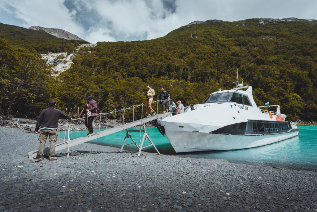 Descubra o Mayo Spirit Trek El Calafate: navegação exclusiva pelo Canal Mayo, trilhas na floresta patagônica, glaciares suspensos e visita ao Glaciar Perito Moreno.