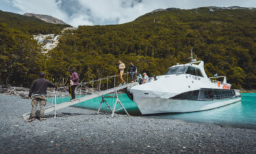 Descubra o Mayo Spirit Trek El Calafate: navegação exclusiva pelo Canal Mayo, trilhas na floresta patagônica, glaciares suspensos e visita ao Glaciar Perito Moreno.