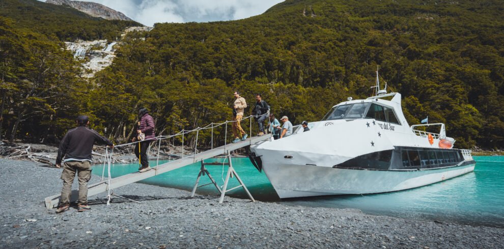 Descubra o Mayo Spirit Trek El Calafate: navegação exclusiva pelo Canal Mayo, trilhas na floresta patagônica, glaciares suspensos e visita ao Glaciar Perito Moreno.
