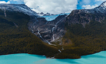 Descubra o Mayo Spirit Trek El Calafate: navegação exclusiva pelo Canal Mayo, trilhas na floresta patagônica, glaciares suspensos e visita ao Glaciar Perito Moreno.