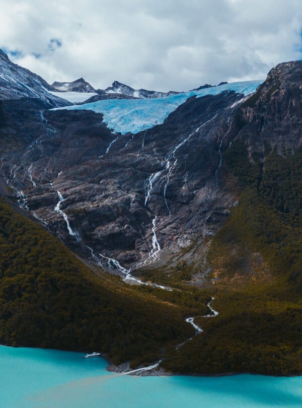 Descubra o Mayo Spirit Trek El Calafate: navegação exclusiva pelo Canal Mayo, trilhas na floresta patagônica, glaciares suspensos e visita ao Glaciar Perito Moreno.
