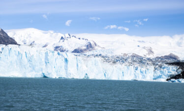 Descubra o Mayo Spirit Trek El Calafate: navegação exclusiva pelo Canal Mayo, trilhas na floresta patagônica, glaciares suspensos e visita ao Glaciar Perito Moreno.