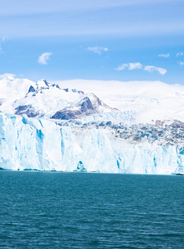 Descubra o Mayo Spirit Trek El Calafate: navegação exclusiva pelo Canal Mayo, trilhas na floresta patagônica, glaciares suspensos e visita ao Glaciar Perito Moreno.