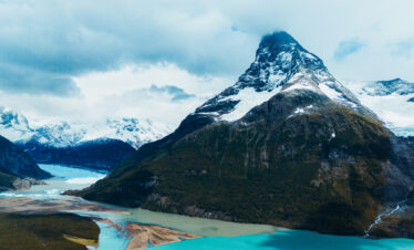 Descubra o Mayo Spirit Trek El Calafate: navegação exclusiva pelo Canal Mayo, trilhas na floresta patagônica, glaciares suspensos e visita ao Glaciar Perito Moreno.