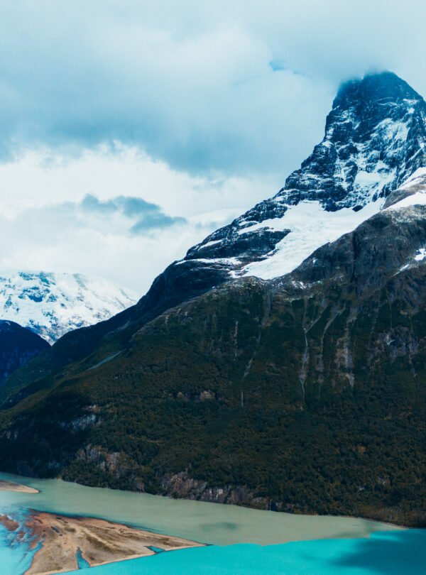 Descubra o Mayo Spirit Trek El Calafate: navegação exclusiva pelo Canal Mayo, trilhas na floresta patagônica, glaciares suspensos e visita ao Glaciar Perito Moreno.