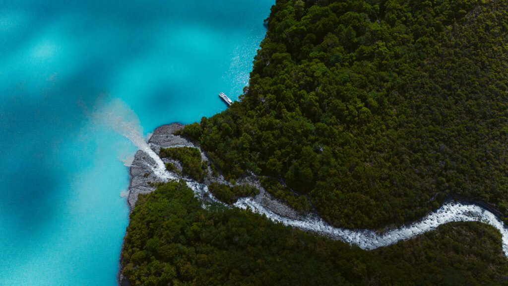 Descubra o Mayo Spirit Trek El Calafate: navegação exclusiva pelo Canal Mayo, trilhas na floresta patagônica, glaciares suspensos e visita ao Glaciar Perito Moreno.