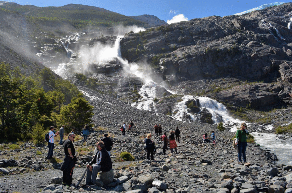 Descubra o Mayo Spirit Trek El Calafate: navegação exclusiva pelo Canal Mayo, trilhas na floresta patagônica, glaciares suspensos e visita ao Glaciar Perito Moreno.