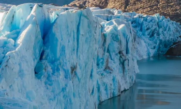 Descubra o Glaciar Viedma, com navegação pelo Lago Viedma, trekking leve e aproximação ao maior glaciar da Argentina.