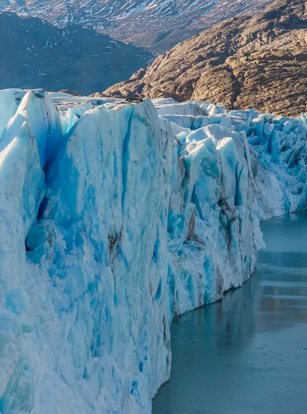 Descubra o Glaciar Viedma, com navegação pelo Lago Viedma, trekking leve e aproximação ao maior glaciar da Argentina.