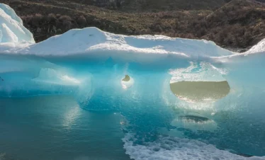 Descubra o Glaciar Viedma, com navegação pelo Lago Viedma, trekking leve e aproximação ao maior glaciar da Argentina.