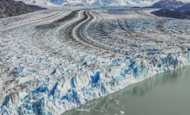 Descubra o Glaciar Viedma, com navegação pelo Lago Viedma, trekking leve e aproximação ao maior glaciar da Argentina.