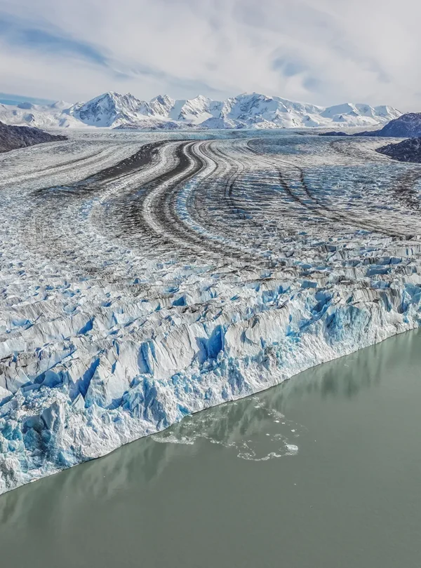 Descubra o Glaciar Viedma, com navegação pelo Lago Viedma, trekking leve e aproximação ao maior glaciar da Argentina.