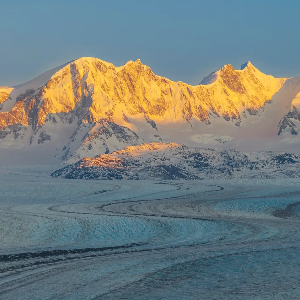 Descubra o Glaciar Viedma, com navegação pelo Lago Viedma, trekking leve e aproximação ao maior glaciar da Argentina.