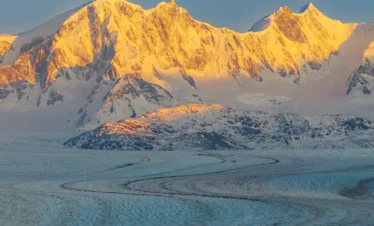 Descubra o Glaciar Viedma, com navegação pelo Lago Viedma, trekking leve e aproximação ao maior glaciar da Argentina.