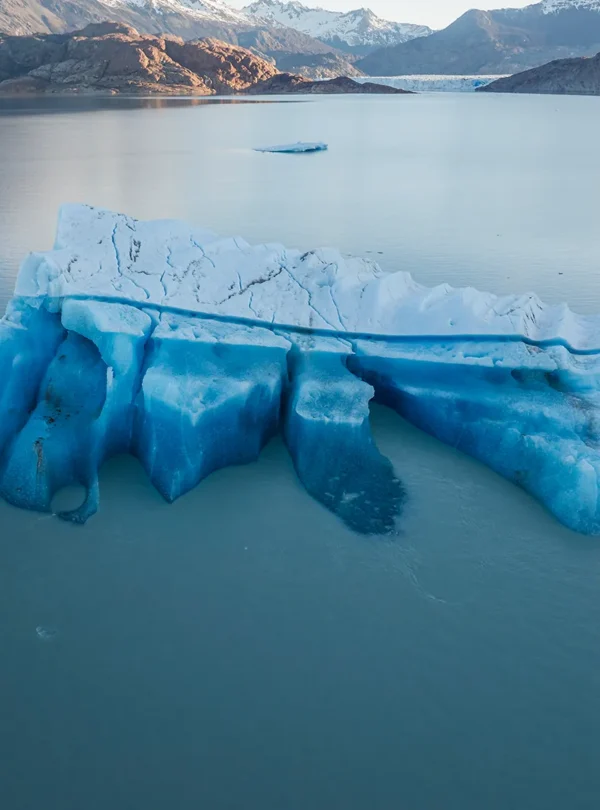 Descubra o Glaciar Viedma, com navegação pelo Lago Viedma, trekking leve e aproximação ao maior glaciar da Argentina.