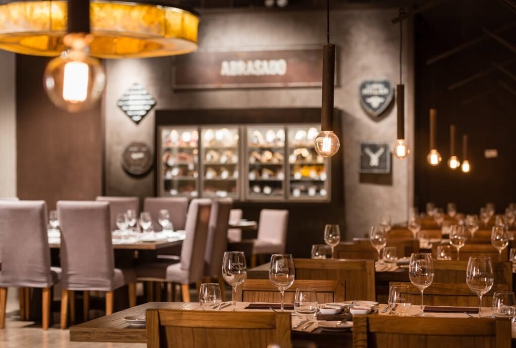 Descubra a Experiência Andina em Mendoza, um passeio que reúne arquitetura premiada, inovação vinícola e gastronomia de alto nível, com visita à Vinícola Anaia e jantar no Restaurante Abrasado.