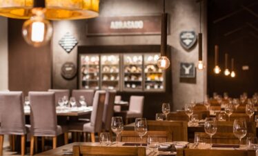 Descubra a Experiência Andina em Mendoza, um passeio que reúne arquitetura premiada, inovação vinícola e gastronomia de alto nível, com visita à Vinícola Anaia e jantar no Restaurante Abrasado.