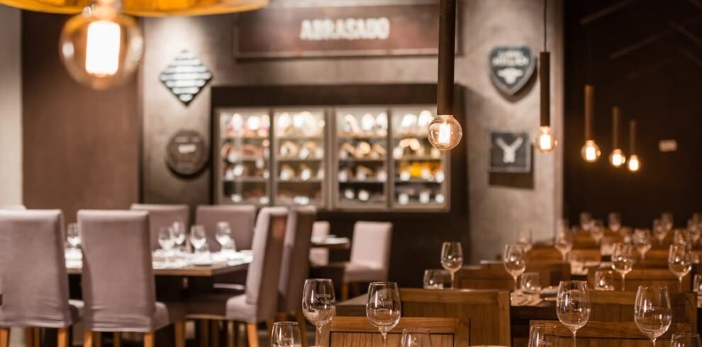 Descubra a Experiência Andina em Mendoza, um passeio que reúne arquitetura premiada, inovação vinícola e gastronomia de alto nível, com visita à Vinícola Anaia e jantar no Restaurante Abrasado.