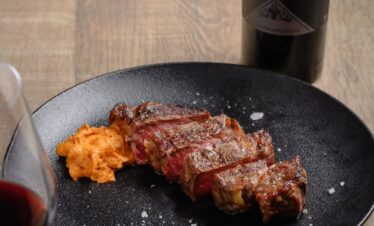 Descubra a Experiência Andina em Mendoza, um passeio que reúne arquitetura premiada, inovação vinícola e gastronomia de alto nível, com visita à Vinícola Anaia e jantar no Restaurante Abrasado.