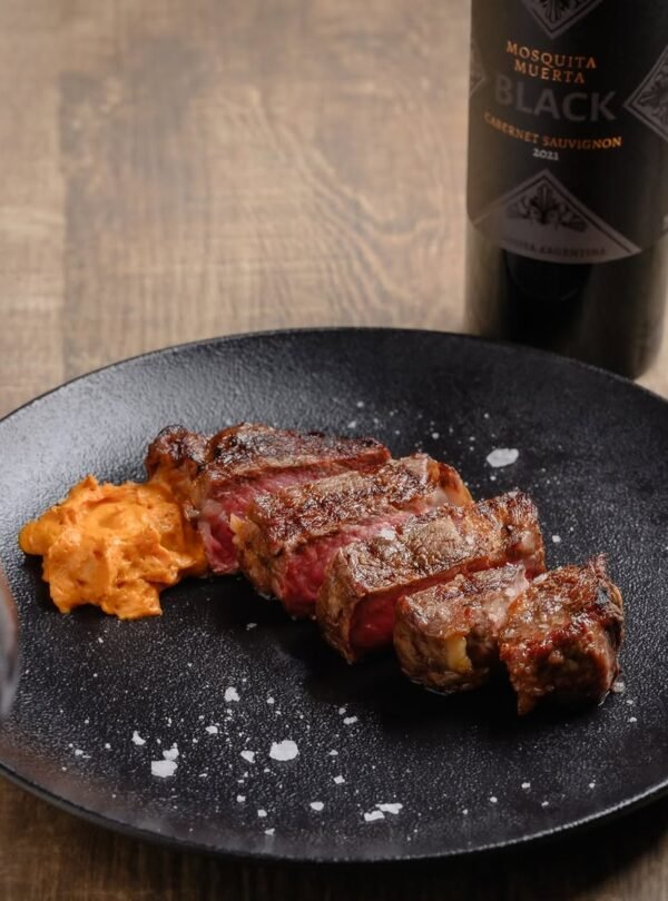 Descubra a Experiência Andina em Mendoza, um passeio que reúne arquitetura premiada, inovação vinícola e gastronomia de alto nível, com visita à Vinícola Anaia e jantar no Restaurante Abrasado.