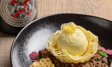 Descubra a Experiência Andina em Mendoza, um passeio que reúne arquitetura premiada, inovação vinícola e gastronomia de alto nível, com visita à Vinícola Anaia e jantar no Restaurante Abrasado.